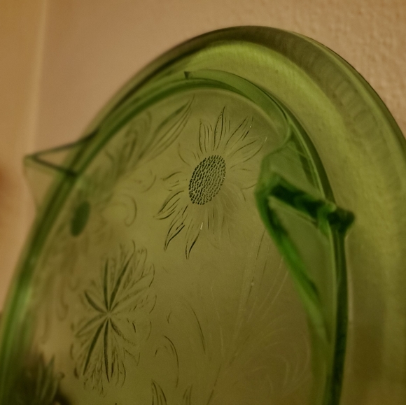 Green depression serving plate with feet.  Daisy flowers pattern Mint - Picture 3 of 10